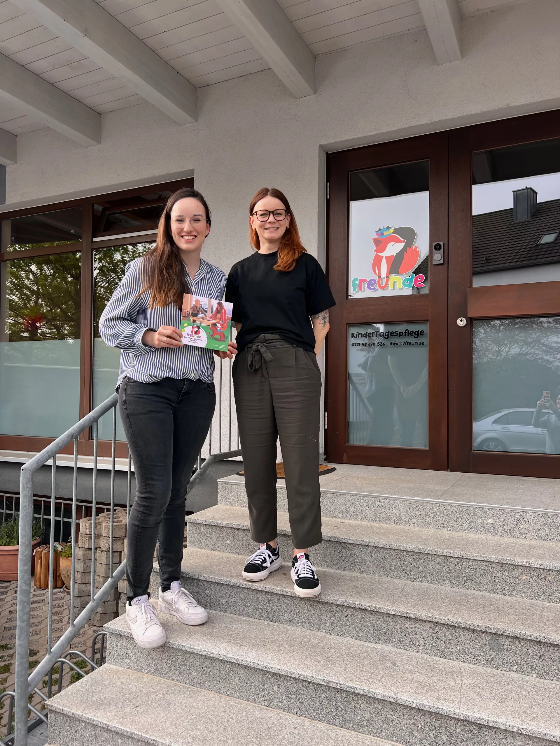 Alena Fink-Trauschel (FDP), MdL Baden-Württemberg mit Nadine Klumpp, Gründerin 7 Freunde Kindertagespflege